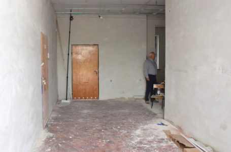 W szkole podstawowej we Franklinowie trwa remont korytarza oraz łazienek na parterze budynku
