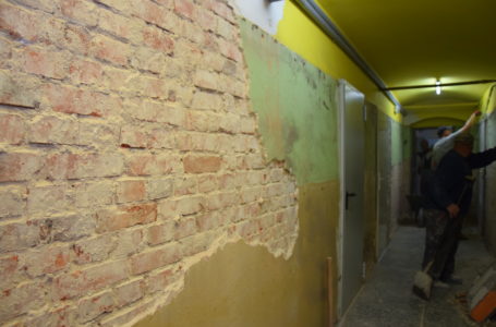 W szkole podstawowej w Szczurach trwa remont korytarza