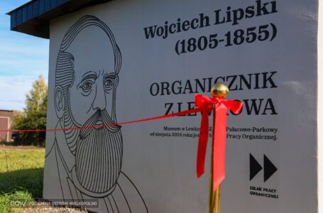 Wojciech Lipski na przystanku