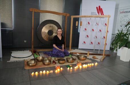 Koncert mis i gongów w bibliotece – podróż w świat dźwięku i relaksu